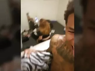 乳首、角ビッグブラウン 女の子 が 見る アダルト ビデオ